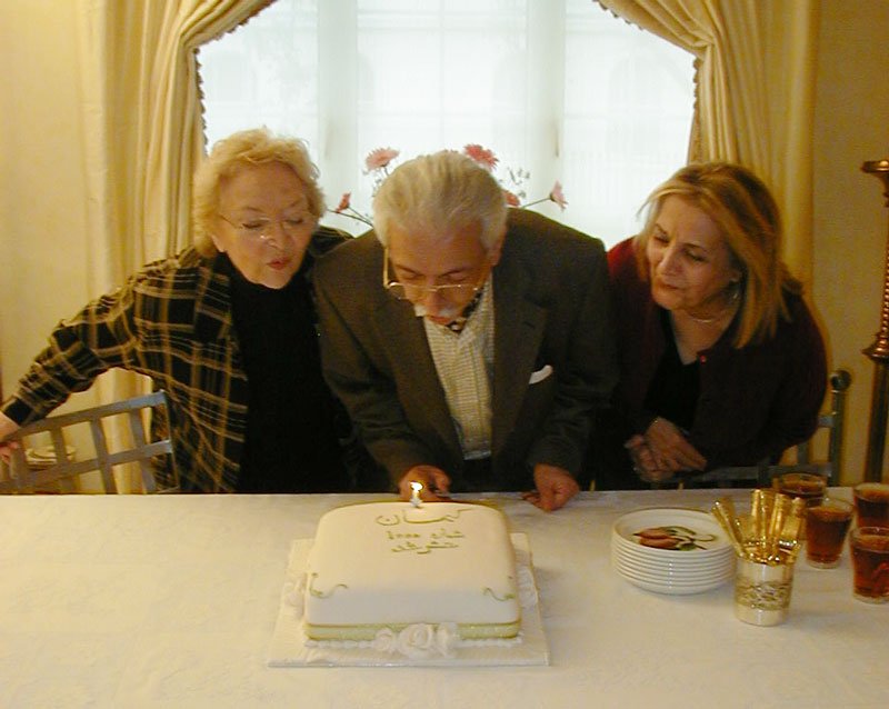 لعبت والا، احمد احرار، شمسی رحیمی شمع هزارمین شماره کیهان لندن را فوت میکنند/ فروردین ۱۳۸۳ / لندن