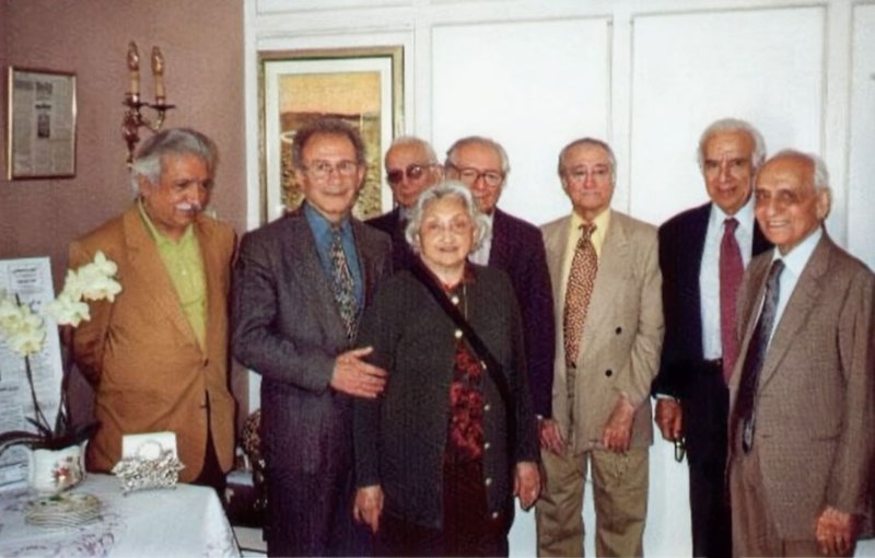 شماری از اعضای هیئت مدیره و تحریریه کیهان لندن در سالهای دور؛ از راست: آقایان مصطفی مصباحزاده، عبدالرضا انصاری، فرخ غفاری، احمد میرفندرسکی، مهرانگیز دولتشاهی، هوشنگ وزیری، عبدالمجید مجیدی، احمد احرار